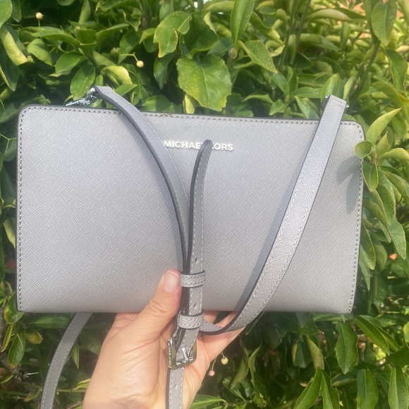 Michael Michael Kors gray 
JET SET TRAVEL CROSSBODY CLUTCH - Picture 1 of 15